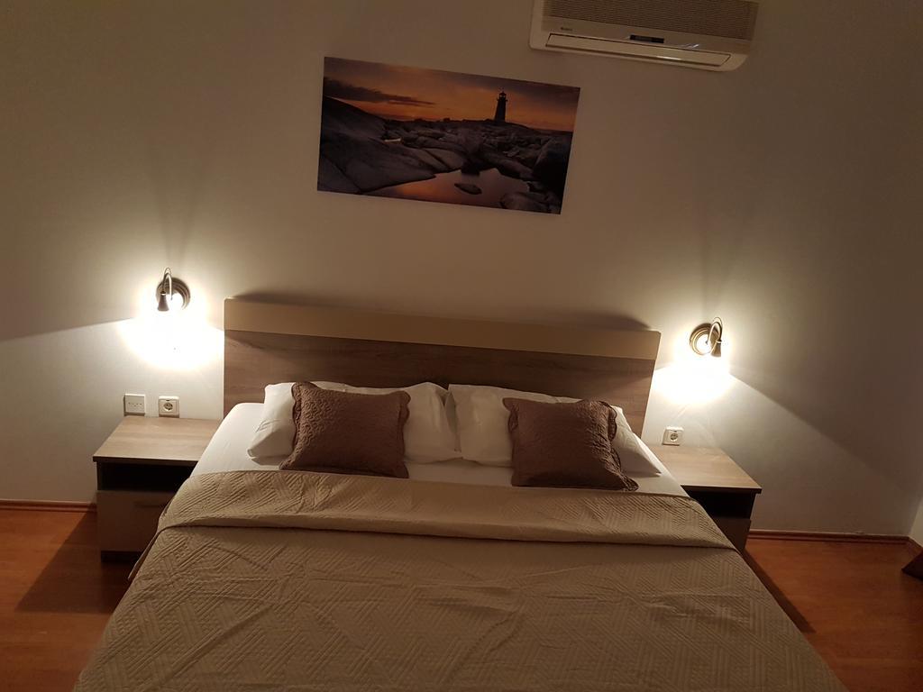 Hotel Pansion Marco Polo Petrcane Esterno foto