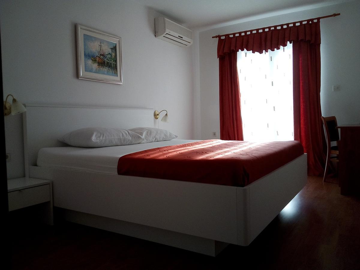 Hotel Pansion Marco Polo Petrcane Esterno foto